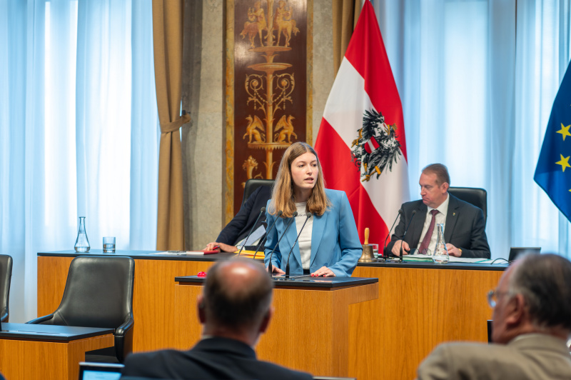Am Redner:innenpult Amelie Muthsam (SPÖ)