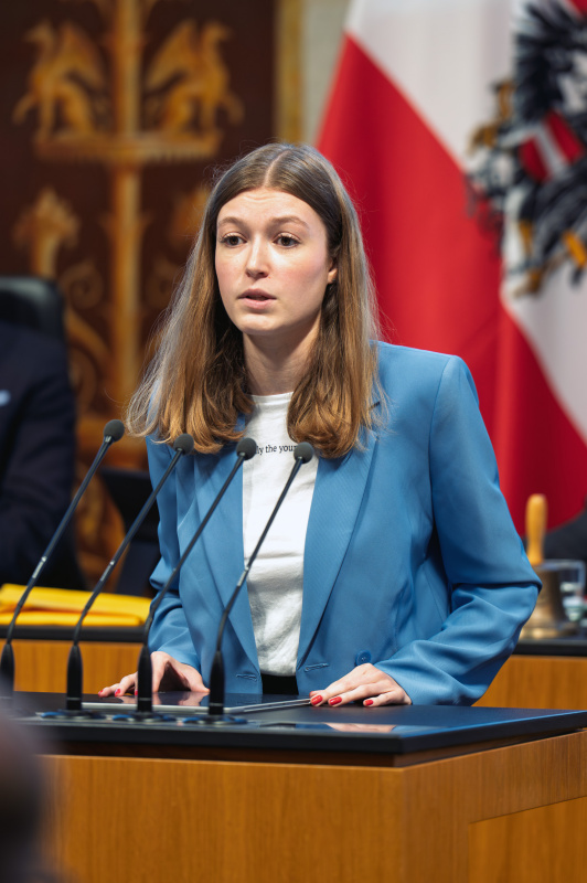 Am Redner:innenpult Amelie Muthsam (SPÖ)