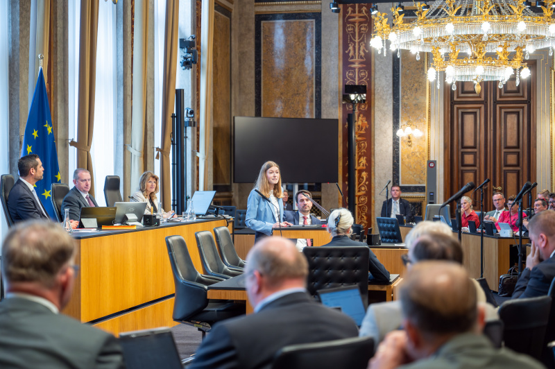 Am Redner:innenpult Amelie Muthsam (SPÖ)