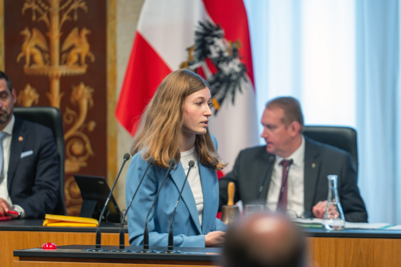 Am Redner:innenpult Amelie Muthsam (SPÖ)