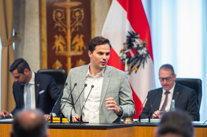 Am Redner:innenpult Sebastian Stark (ÖVP)