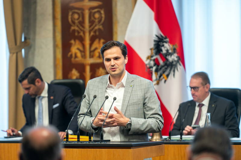 Am Redner:innenpult Sebastian Stark (ÖVP)