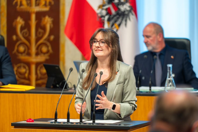 Bundesrätin Julia Deutsch (NEOS) am Redner:innenpult