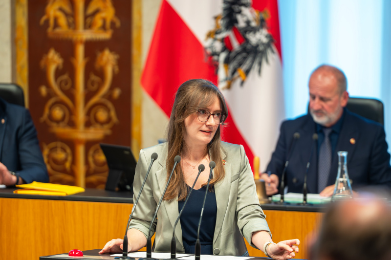 Bundesrätin Julia Deutsch (NEOS) am Redner:innenpult