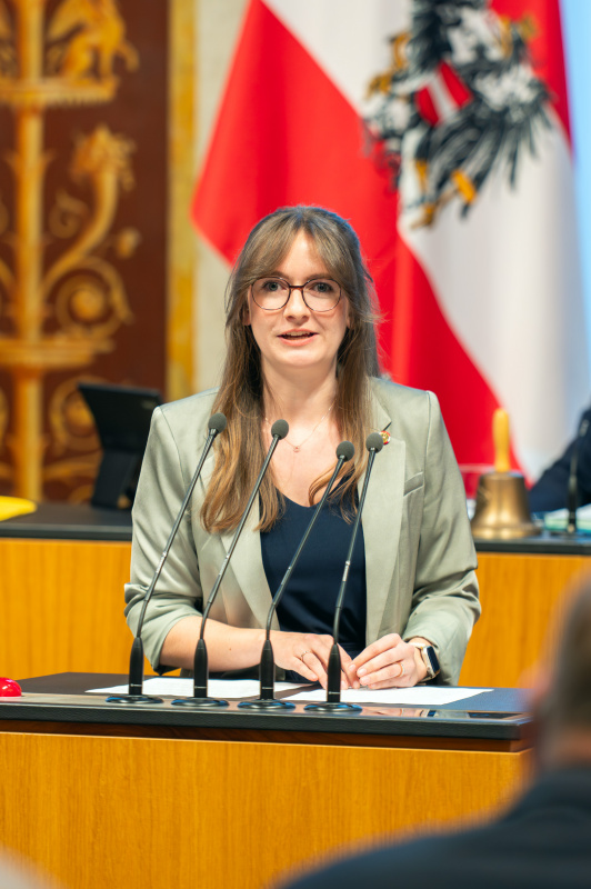 Bundesrätin Julia Deutsch (NEOS) am Redner:innenpult