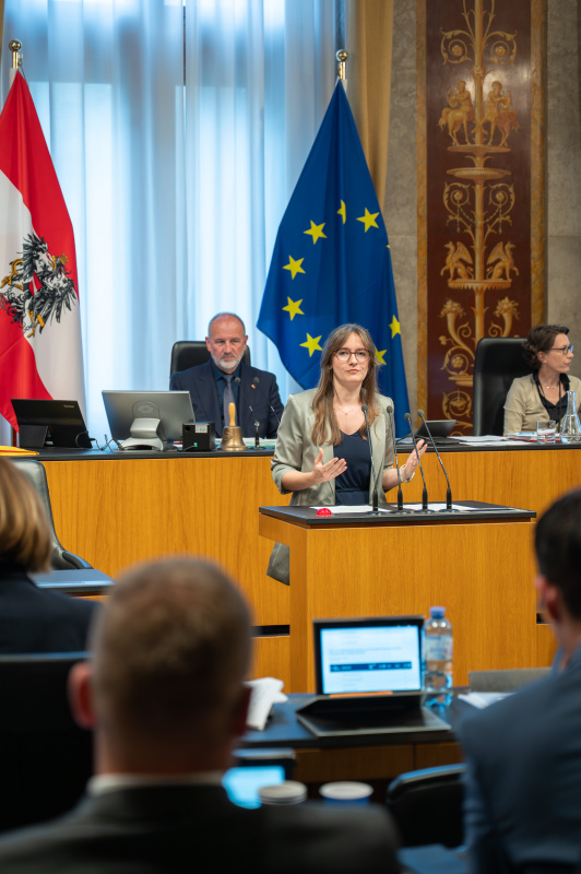 Bundesrätin Julia Deutsch (NEOS) am Redner:innenpult