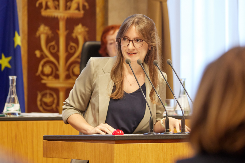 Am Redner:innenpult: Bundesrätin Julia Deutsch (NEOS)