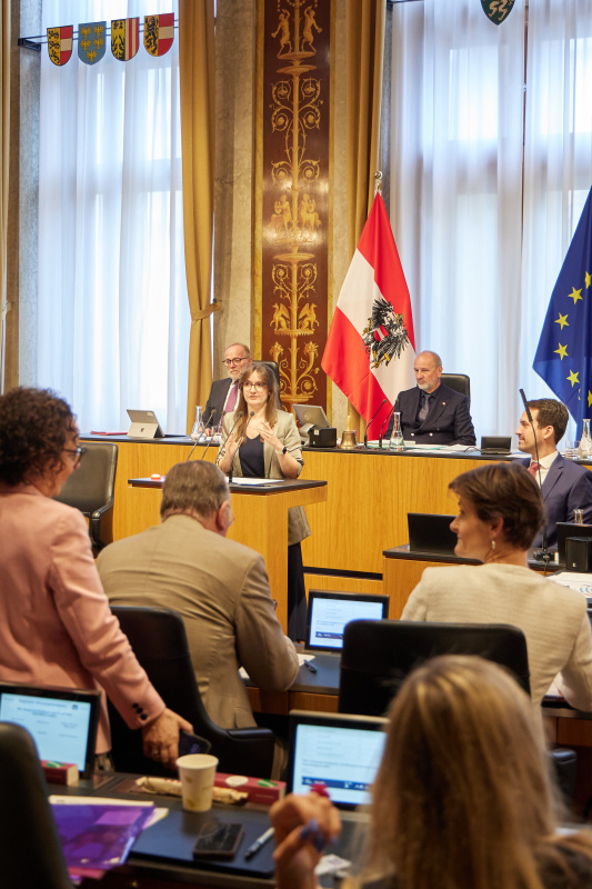 Am Redner:innenpult: Bundesrätin Julia Deutsch (NEOS)