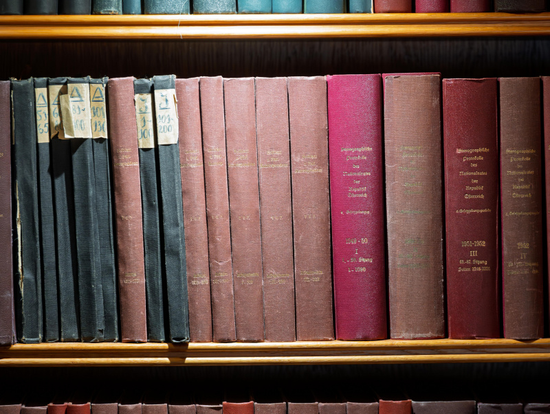 Foto von Protokollbänden in einem Regal der Bibliothek