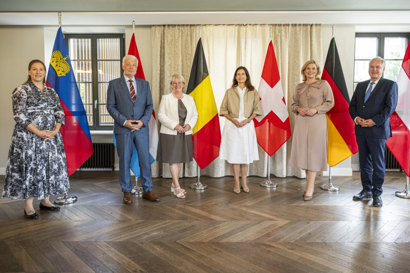 Fahnenfoto. Von rechts: Nationalratspräsident Walter Rosenkranz (FPÖ), Präsidentin des Deutschen Bundestages Julia Klöckner, Schweizer Nationalratspräsidentin Maja Riniker, Präsidentin des Belgischen Parlaments Patricia Creutz-Vilvoye, Präsident der Luxemburgischen Abgeordnetenkammer Claude Wiseler, Vizepräsidentin des Liechtensteiner Landtags Franziska Hoop