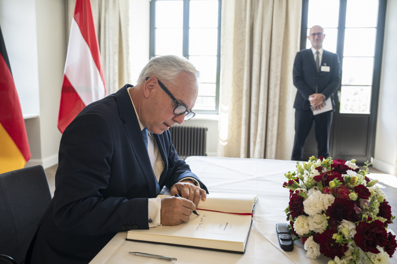 Gästebucheintrag. Nationalratspräsident Walter Rosenkranz (FPÖ)