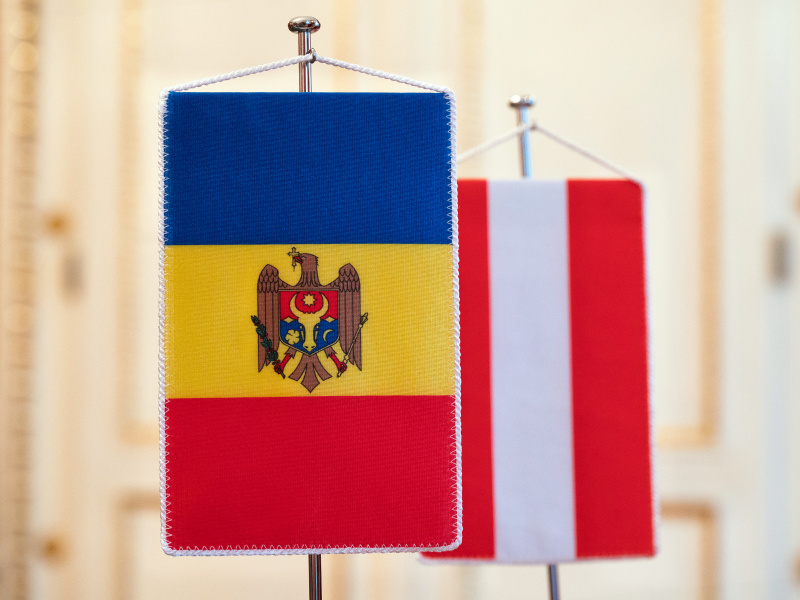 Tischfahnen von Moldau und Österreich