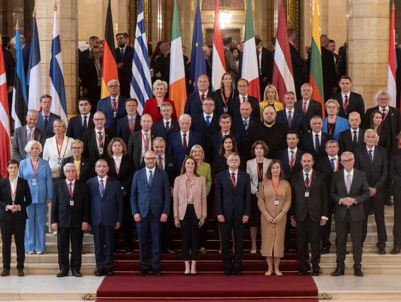 Gruppenfoto mit Nationalratspräsident Walter Rosenkranz (FPÖ) (5. Reihe, 3. von rechts) und Bundesratspräsidentin Andrea Eder-Gitschthaler (ÖVP) (2. Reihe, 5. von rechts)