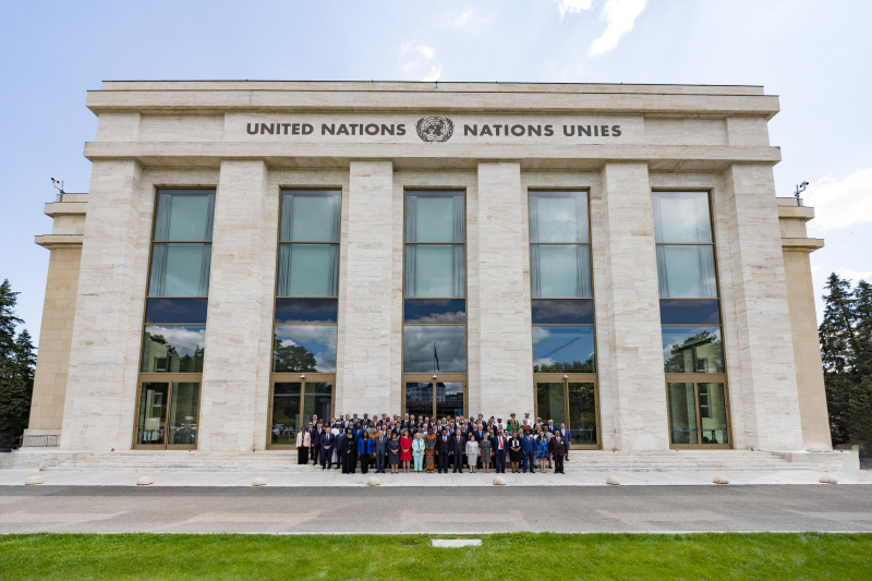 Gruppenfoto der Teilnehmer:innen vor dem UN Gebäude in Genf