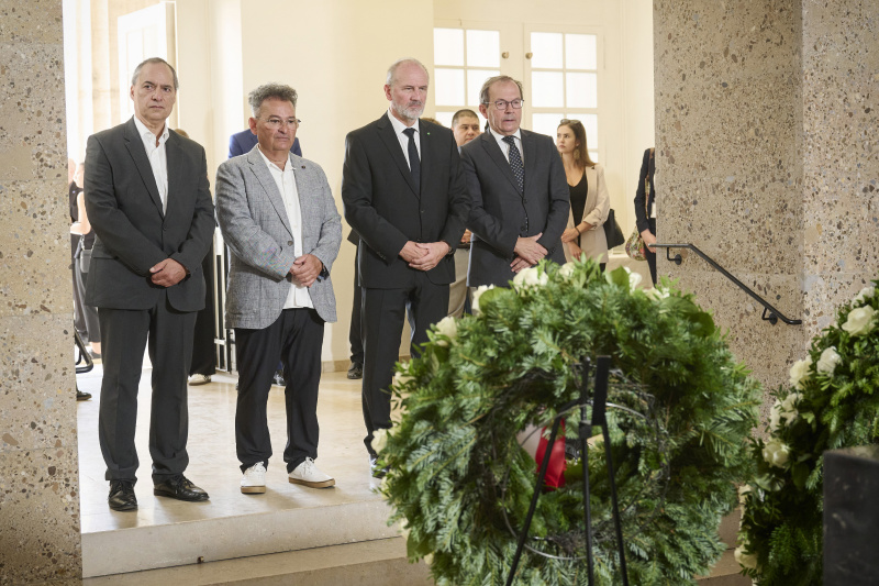 Von links: stellvertretende Vorsitzende des Volksgruppenbeirats Andreas Sarközi, Vorsitzende des Volksgruppenbeirats Emmerich Gärtner-Horvath, Bundesratspräsident Peter Samt (FPÖ), Zweiter Nationalratspräsident Peter Haubner (ÖVP)