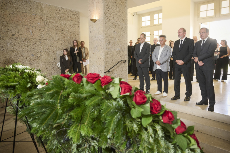 Von links: stellvertretende Vorsitzende des Volksgruppenbeirats Andreas Sarközi, Vorsitzende des Volksgruppenbeirats Emmerich Gärtner-Horvath, Bundesratspräsident Peter Samt (FPÖ), Zweiter Nationalratspräsident Peter Haubner (ÖVP)
