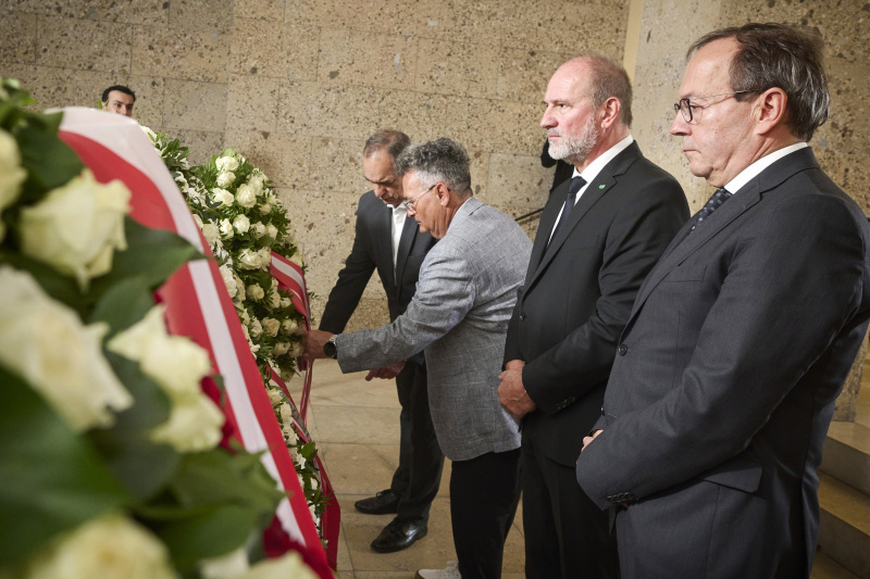 Von links: stellvertretende Vorsitzende des Volksgruppenbeirats Andreas Sarközi, Vorsitzende des Volksgruppenbeirats Emmerich Gärtner-Horvath, Bundesratspräsident Peter Samt (FPÖ), Zweiter Nationalratspräsident Peter Haubner (ÖVP)