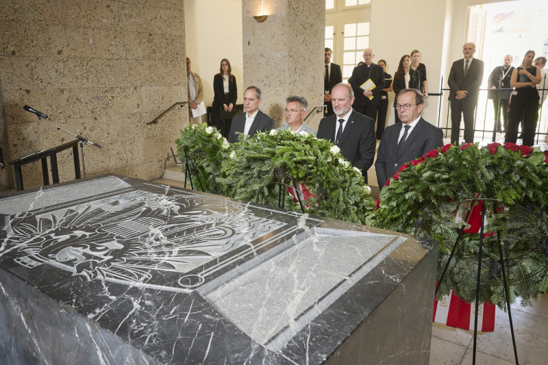 Von links: stellvertretende Vorsitzende des Volksgruppenbeirats Andreas Sarközi, Vorsitzende des Volksgruppenbeirats Emmerich Gärtner-Horvath, Bundesratspräsident Peter Samt (FPÖ), Zweiter Nationalratspräsident Peter Haubner (ÖVP)