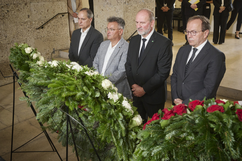 Von links: stellvertretende Vorsitzende des Volksgruppenbeirats Andreas Sarközi, Vorsitzende des Volksgruppenbeirats Emmerich Gärtner-Horvath, Bundesratspräsident Peter Samt (FPÖ), Zweiter Nationalratspräsident Peter Haubner (ÖVP)