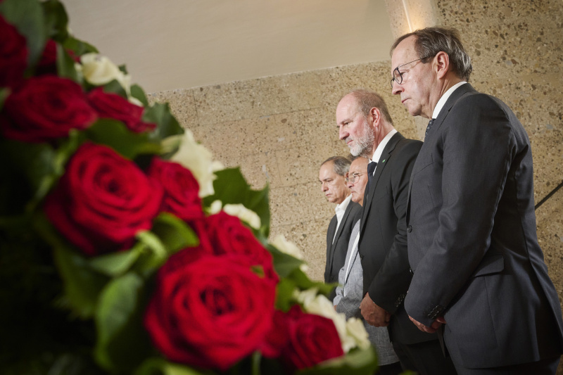 Von links: stellvertretende Vorsitzende des Volksgruppenbeirats Andreas Sarközi, Vorsitzende des Volksgruppenbeirats Emmerich Gärtner-Horvath, Bundesratspräsident Peter Samt (FPÖ), Zweiter Nationalratspräsident Peter Haubner (ÖVP)