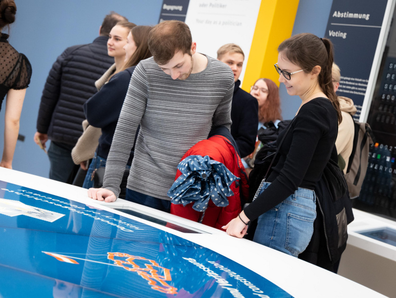 Besucher:innen beim Rundgang durchs Parlament