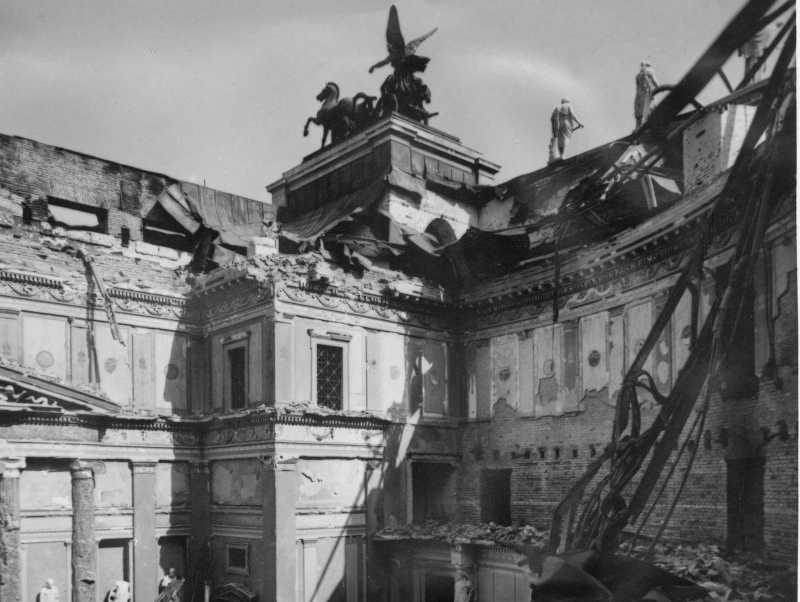 Blick in den zerstörten Herrenhaussitzungssaal Blick gegen Nord-Ost. Die schwersten Gebäudeschäden erfolgten durch Bombentreffer am 7. und 21. Februar 1945 sowie durch Kampfhandlungen bei der Befreiung Wiens durch die Rote Armee. Gelegte Brände durch abziehende NSDAP-Bedienstete (Verbrennung von Akten).  Der Herrenhaus-Saalbau brannte komplett aus.