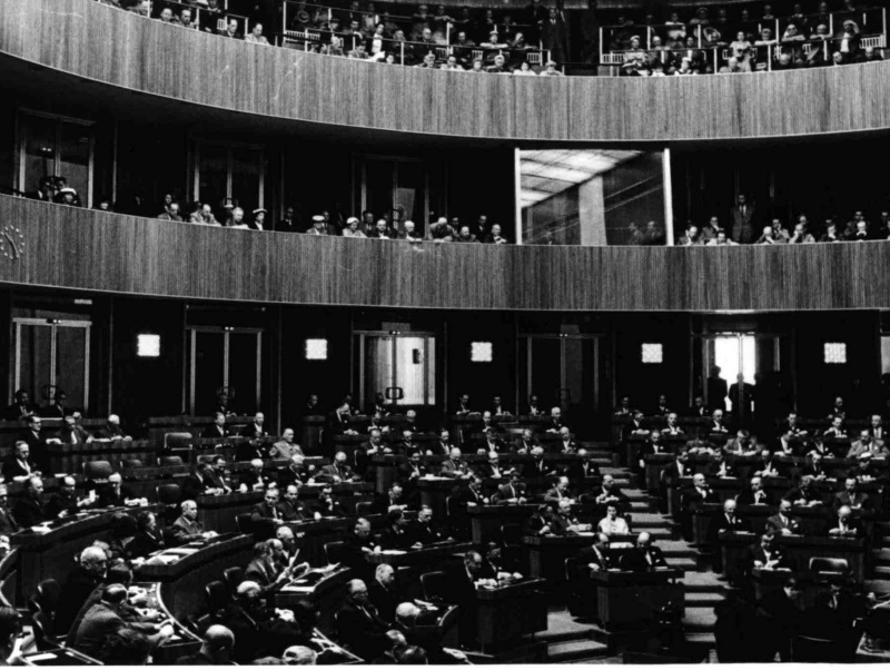 Blick Richtung Sitzungsteilnehmer:innen