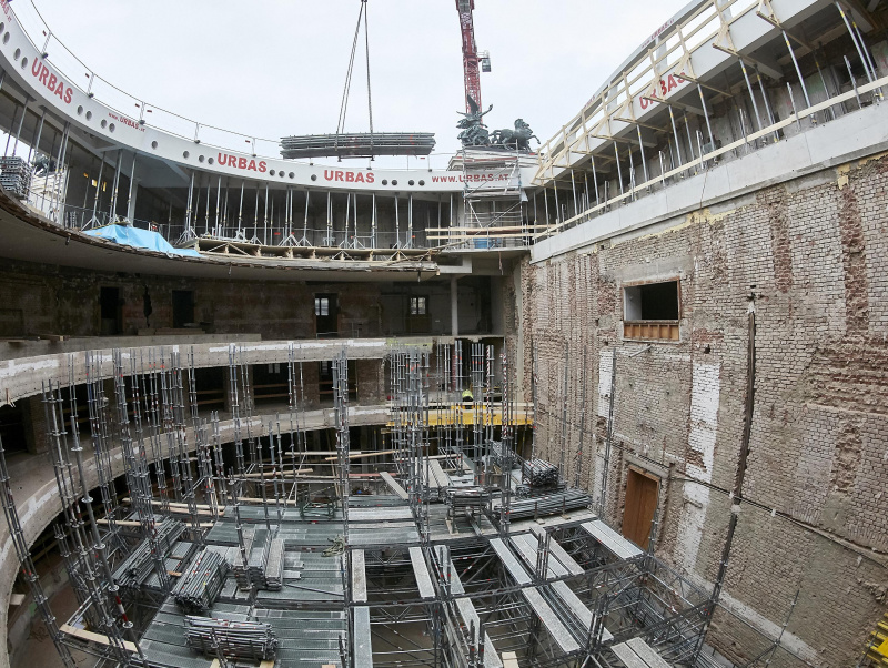 Blick in den NR-Saal mit Stahldruckring für das neue Glasdach