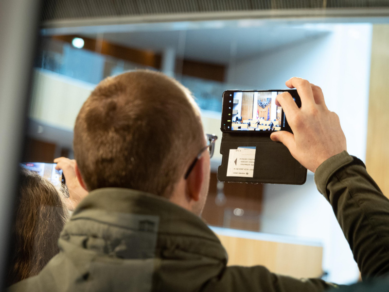 Besucher:innen beim Rundgang durchs Parlament