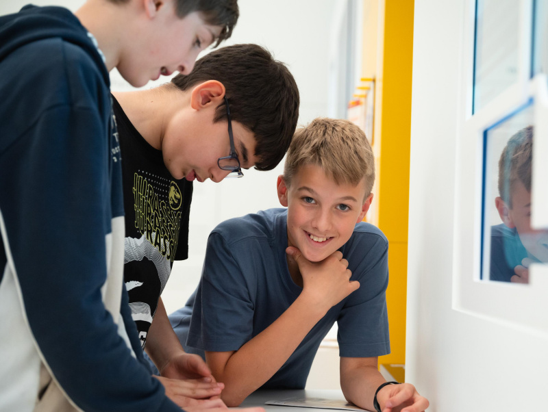 Schüler:innen beim Rätseln