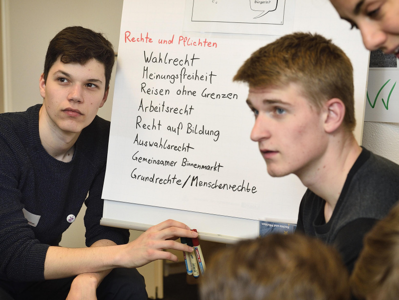 Lehrlinge bei der Gruppenarbeit