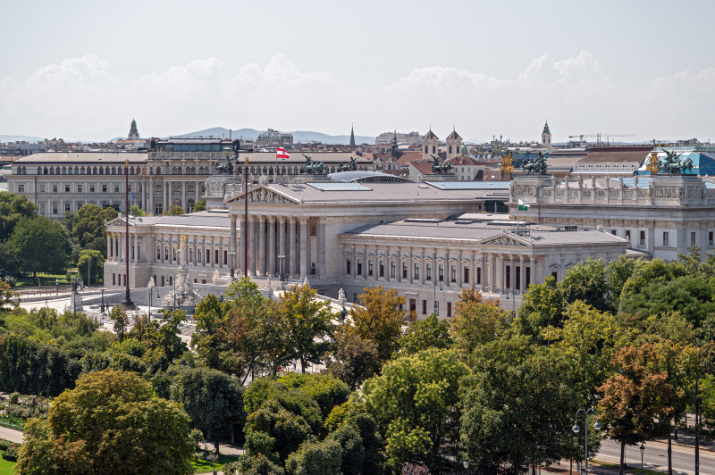 Blick auf das Parlamentsgebäude von Löwelstraße