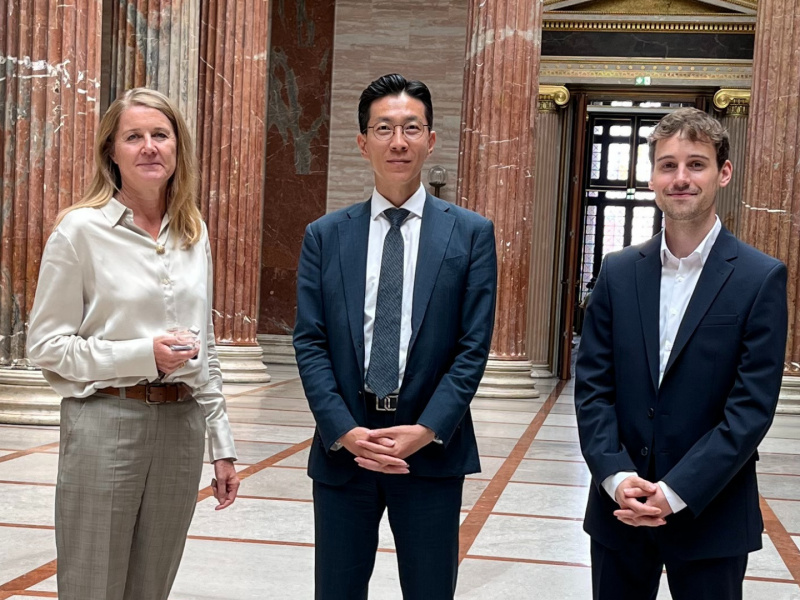 Von links: Gerlinde Wagner, Baek Sangjun, Jeremy Okorn