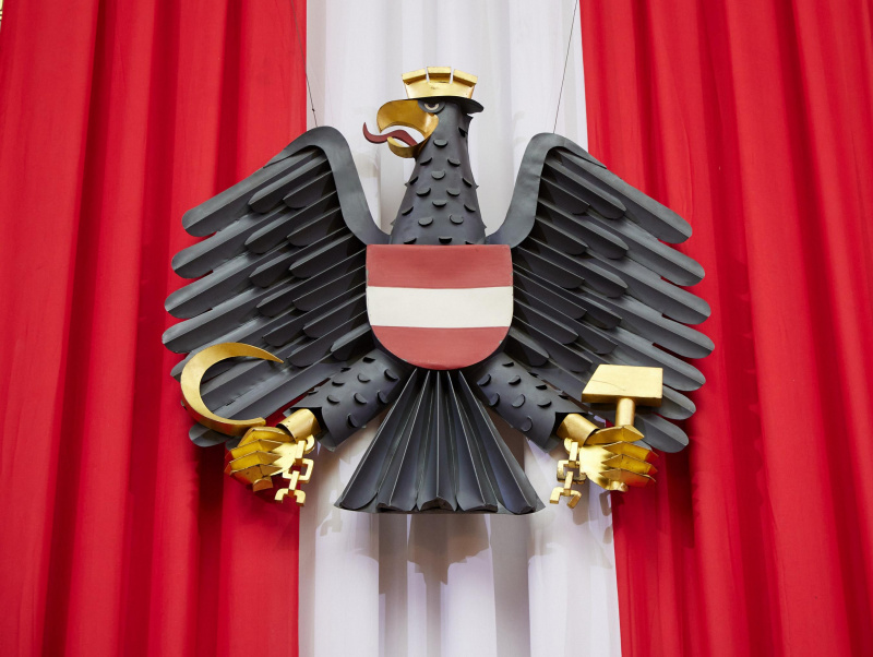 Österreichische Fahne mit Adler