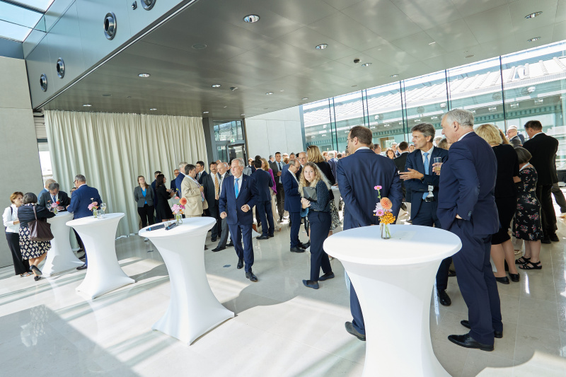 Blick Richtung Veranstaltungsteilnehmerinnen und -teilnehmer