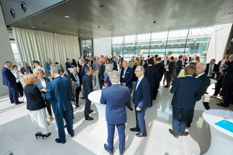 Blick Richtung Veranstaltungsteilnehmerinnen und -teilnehmer