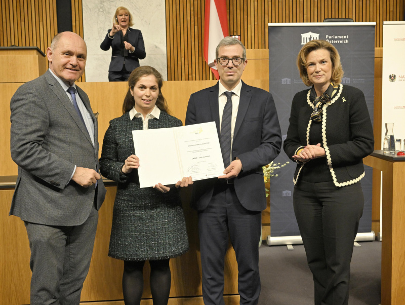 Von links: Nationalratspräsident Wolfgang Sobotka (ÖVP), Vertreter:innen der Organisation LIKRAT – LASS UNS REDEN!, Antisemitismusbeauftragte der EU-Kommission Katharina von Schnurbein    