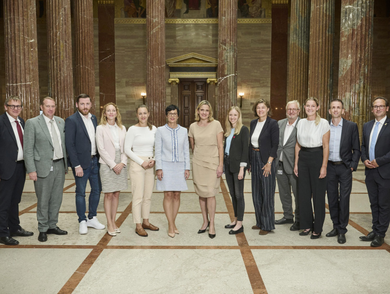 Von links: Bundesrat Christoph Thoma (ÖVP), Bundesrat Günther Ruprecht (ÖVP), Nationalratsabgeordneter Christofer Ranzmaier (FPÖ), Nationalratsabgeordnete Pia Maria Wieninger (SPÖ), Bundesrätin Bernadette Geieregger (ÖVP), Erweiterungskommissarin Marta Kos, Nationalratsabgeordnete Dagmar Belakowitsch (FPÖ), Nationalratsabgeordnete Ines Holzegger (NEOS), Nationalratsabgeordnete Elisabeth Götze (GRÜNE), Bundesrat Christoph Matznetter (SPÖ), Nationalratsabgeordnete Irene Eisenhut (FPÖ), Nationalratsabgeordneter Harald Schuh (FPÖ), Nationalratsabgeordneter Andreas Minnich (ÖVP)
