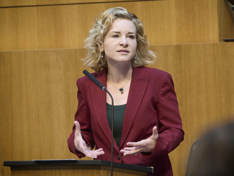 Am Redner:innenpult: Frauenministerin Eva Maria Holzleitner (SPÖ)