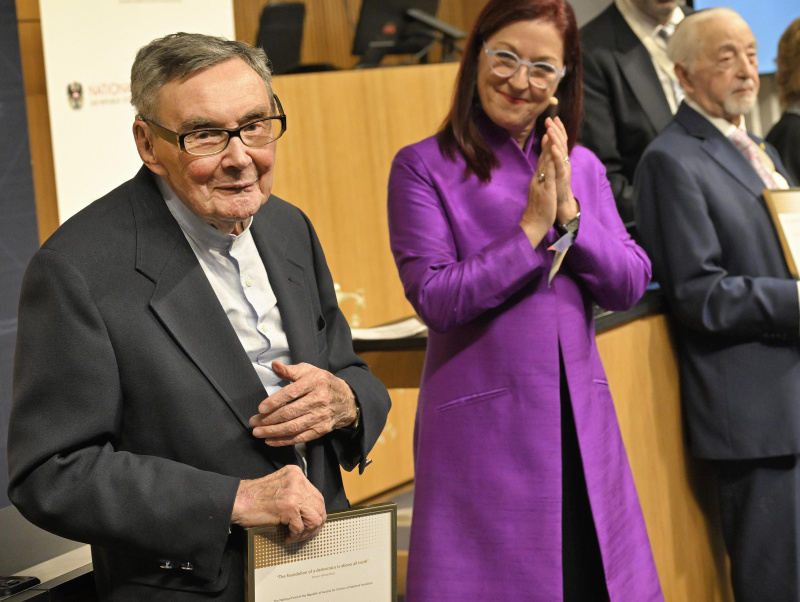 Von links: Zeitzeuge Marian Turski, Generalsekretärin des Nationalfonds und des Allgemeinen Entschädigungsfonds Hannah Lessing