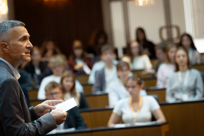 Begrüßung. Parlamentssprecher Karl-Heinz Grundböck