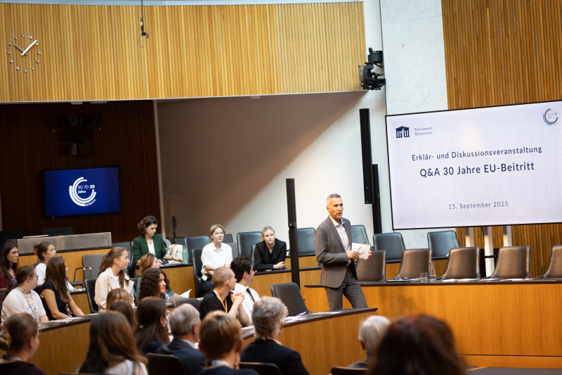 Begrüßung. Parlamentssprecher Karl-Heinz Grundböck
