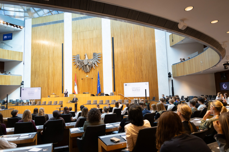 Eröffnungsworte. Parlamentsdirektor Harald Dossi
