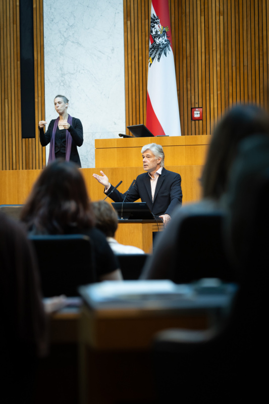 Eröffnungsworte. Parlamentsdirektor Harald Dossi