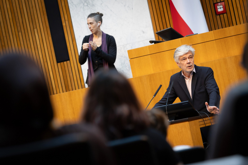 Eröffnungsworte. Parlamentsdirektor Harald Dossi