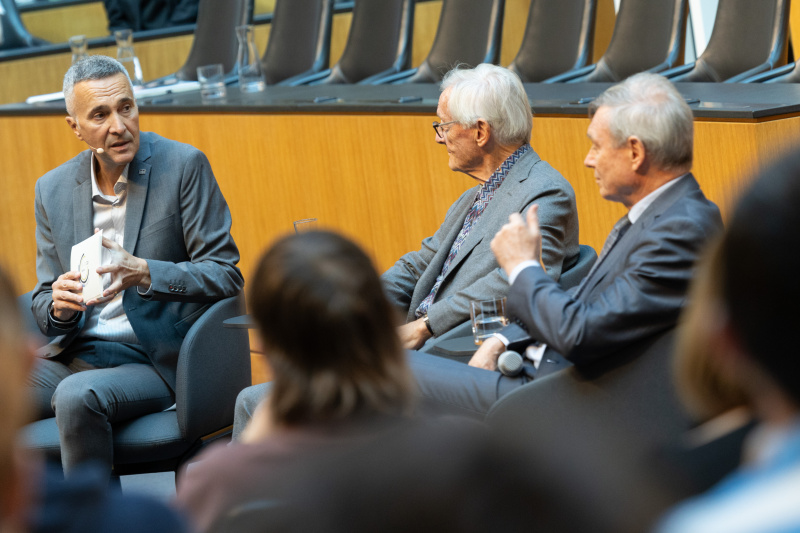 Podiumsgespräch. Von links:  Parlamentssprecher Karl-Heinz Grundböck, Bundeskanzler a. D. Wolfgang Schüssel, Botschafter a. D. Dietmar Schweisgut