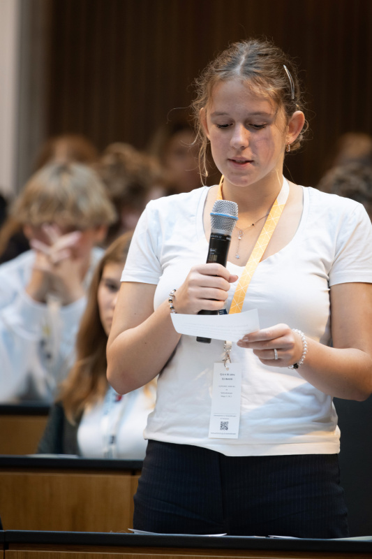 Frage einer Schülerin an Bundeskanzler a. D. Wolfgang Schüssel und  Botschafter a. D. Dietmar Schweisgut
