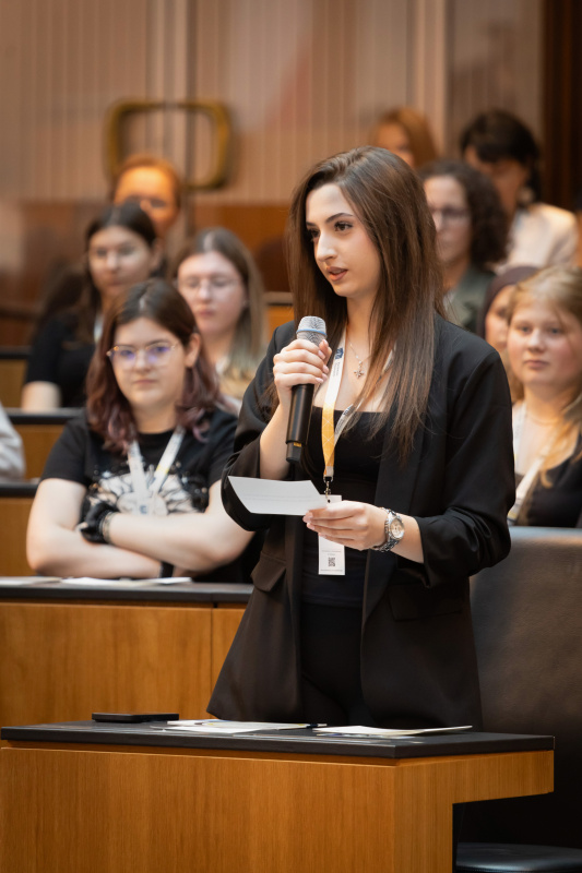Frage einer Schülerin an Bundeskanzler a. D. Wolfgang Schüssel und  Botschafter a. D. Dietmar Schweisgut