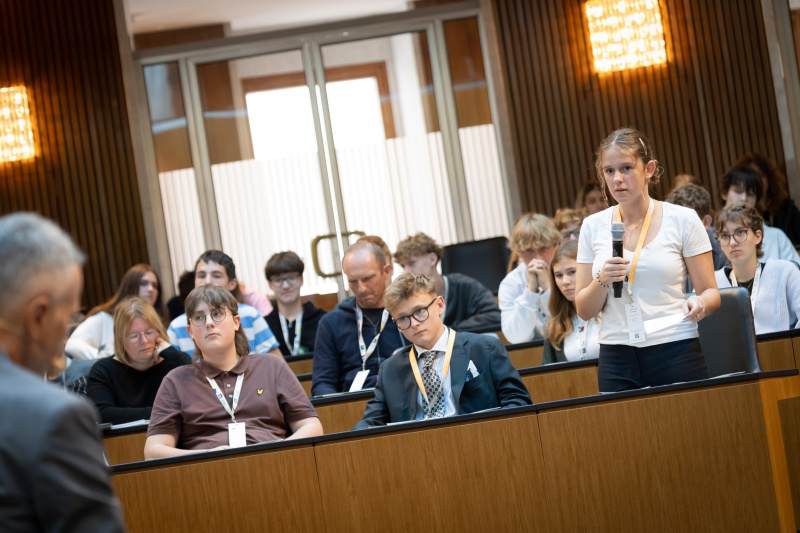 Frage einer Schülerin an Bundeskanzler a. D. Wolfgang Schüssel und  Botschafter a. D. Dietmar Schweisgut