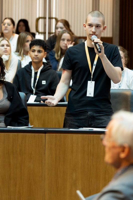 Frage eines Schülers an Bundeskanzler a. D. Wolfgang Schüssel und  Botschafter a. D. Dietmar Schweisgut